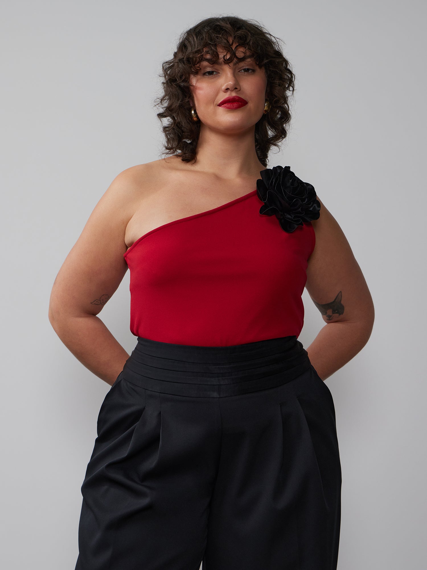 Plus Contrast Flower One Shoulder Top – New York & Company